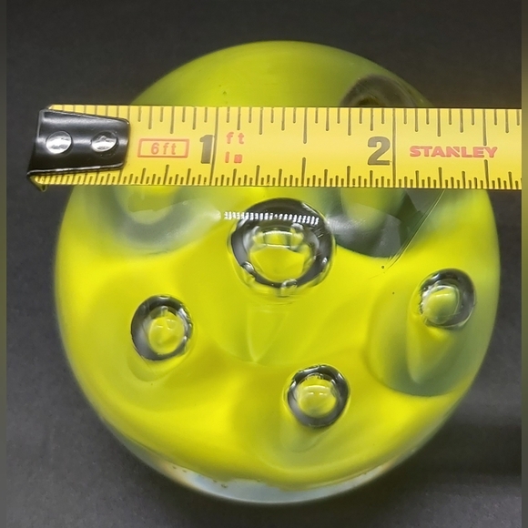 Art glass yellow paperweight with teardrop bubbles - Picture 4 of 9